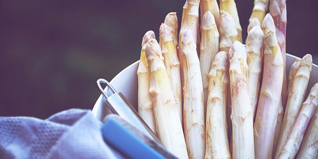 Spargel schälen: Wie es geht & worauf du achten solltest