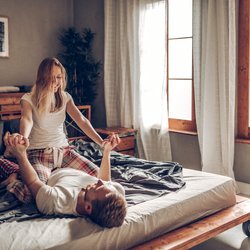 Diese Fragen solltest du deinem Partner oder deiner Partnerin jeden Abend stellen (für eine glückliche Beziehung)