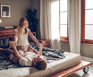 Diese Fragen solltest du deinem Partner oder deiner Partnerin jeden Abend stellen (für eine glückliche Beziehung)