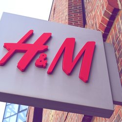 Mega-Hype: Fashionistas tragen jetzt diese drapierten Kleider von H&M!