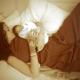Rihanna mit einem Baby Rihanna mit einem Baby