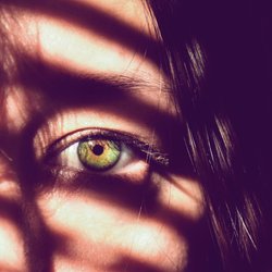Psychologie: Was dir häufiges Blinzeln alles über dein Gegenüber verrät