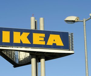 Diese trendige Solarhängeleuchte von Ikea bringt mehr Gemütlichkeit auf deinen Balkon