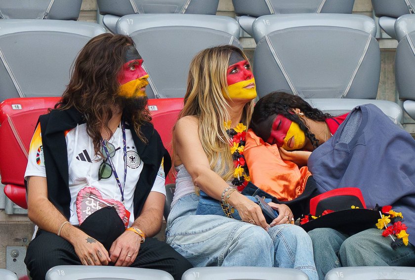 Tom und Heidi im Fußballstadion