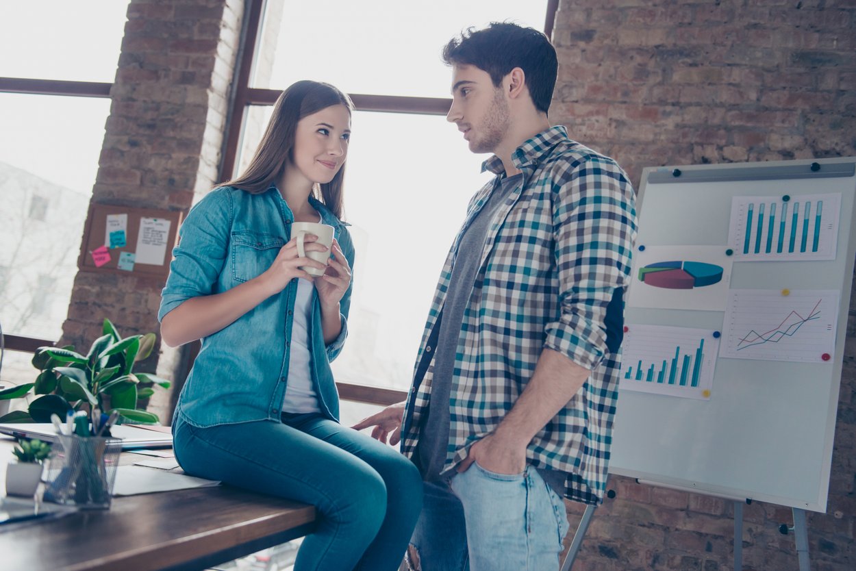 Paar flirtet im Büro Paar flirtet im Büro
