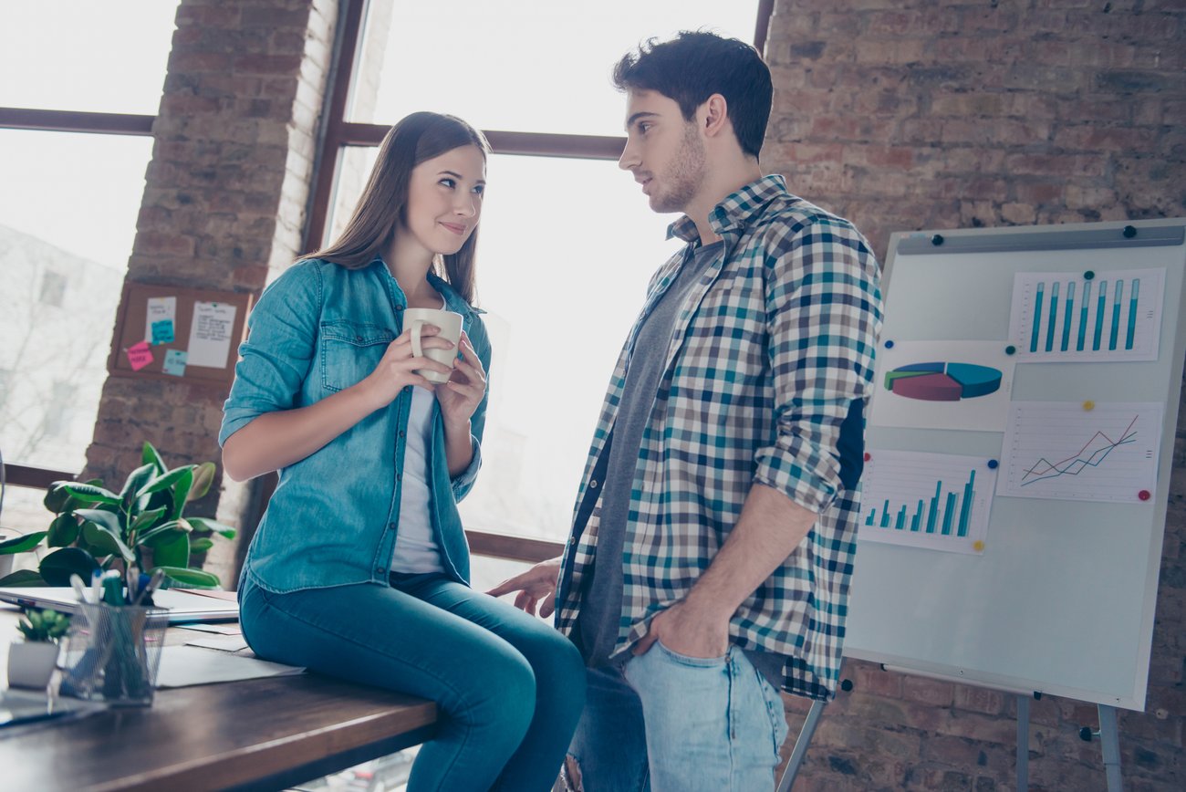 Paar flirtet im Büro Paar flirtet im Büro