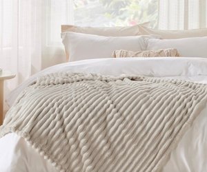 Herbst-Highlight fürs Wohnzimmer: Diese Kuscheldecke für unter 30 Euro lieben jetzt alle