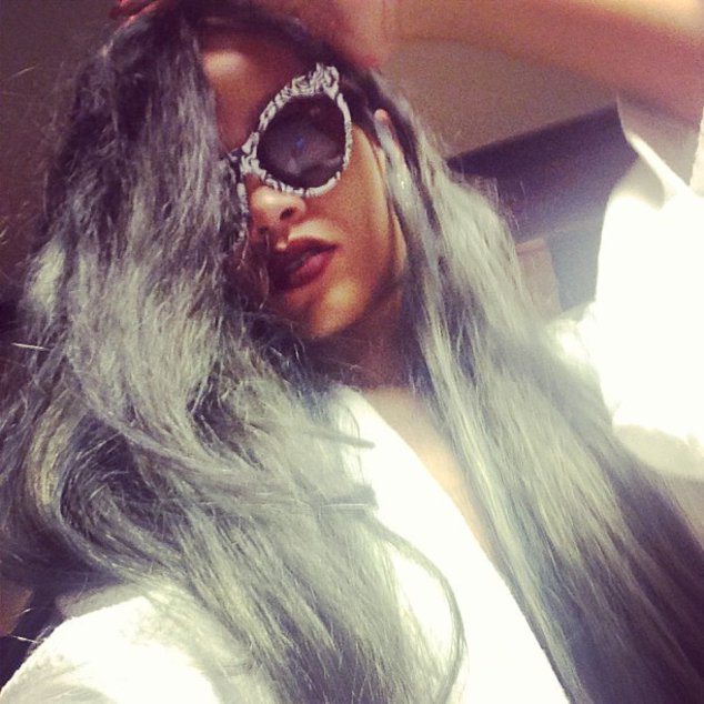 Rihanna trägt jetzt Grau Rihanna trägt jetzt Grau