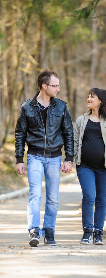 Paar geht im Wald spazieren Paar geht im Wald spazieren
