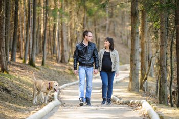 Paar geht im Wald spazieren Paar geht im Wald spazieren