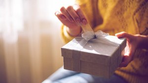 Aufreißen oder schütteln? Was deine Art, Geschenke zu öffnen, über deine Lebensziele aussagt