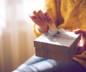 Was deine Methode, Geschenke zu öffnen, über deine Lebensziele aussagt