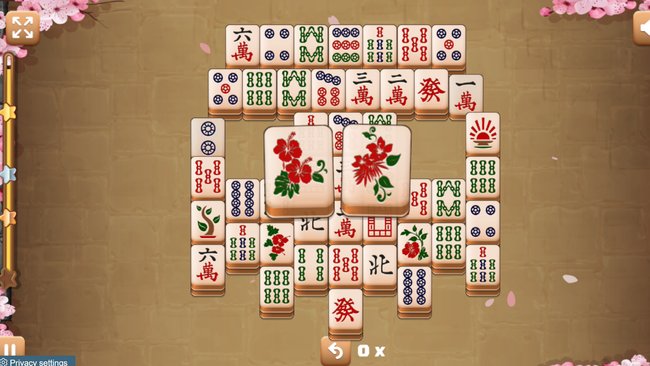 Das Bild zeigt ein klassisches Mahjong-Spielbrett mit einem anspruchsvollen Layout. Die Spielsteine sind mit roten Blüten und chinesischen Schriftzeichen verziert. Der Hintergrund ist in warmen Tönen gehalten und mit Kirschblüten umrahmt, was eine entspannte Atmosphäre schafft.