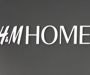Diese Steingutvase von H&M Home ist überall ein Blickfang