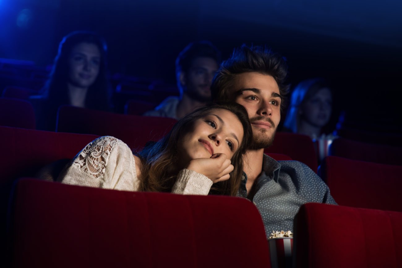 Junges Paar im Kino