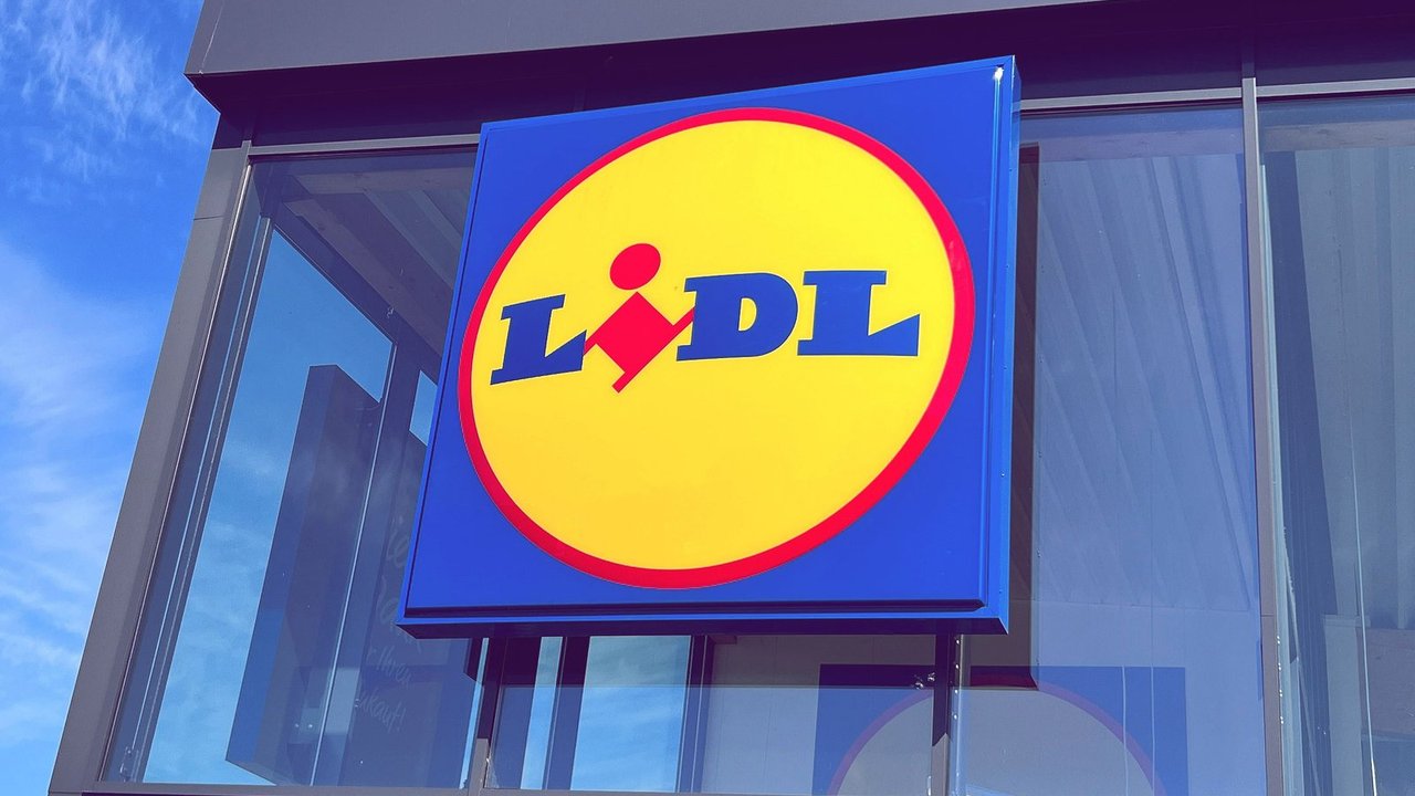Der stylische Edelstahl-Becher von Lidl hält Getränke kühl und spart Müll.