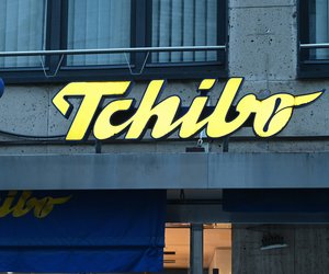 Stauraumprobleme? Dieser wunderschöne 3-in-1-Hocker von Tchibo löst sie sofort