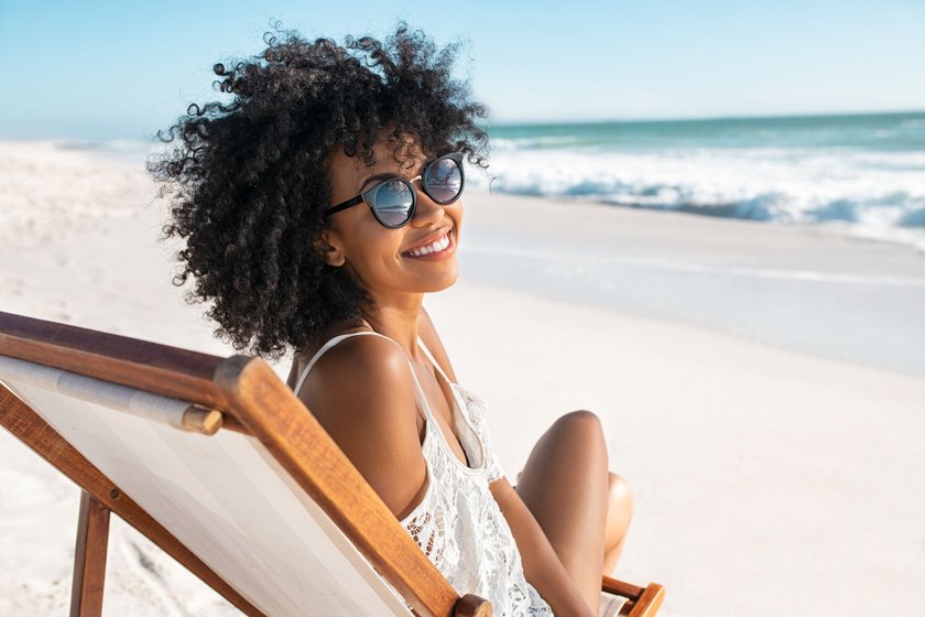 Dame mit Sonnenbrille am Strand