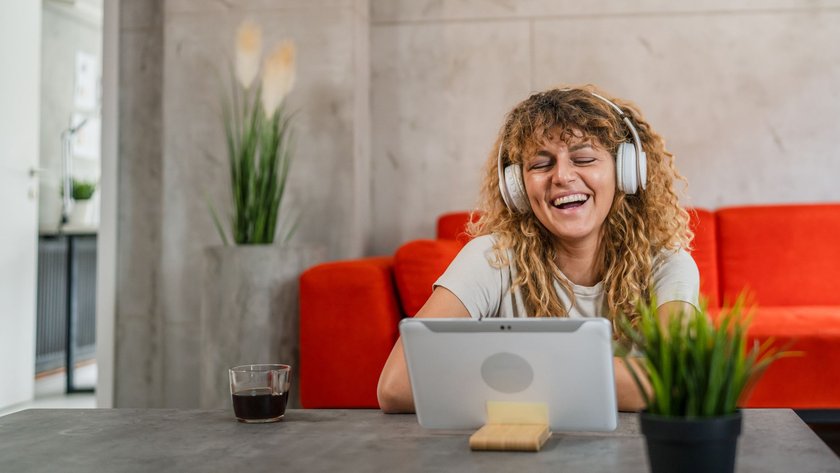 Frau im Videocall