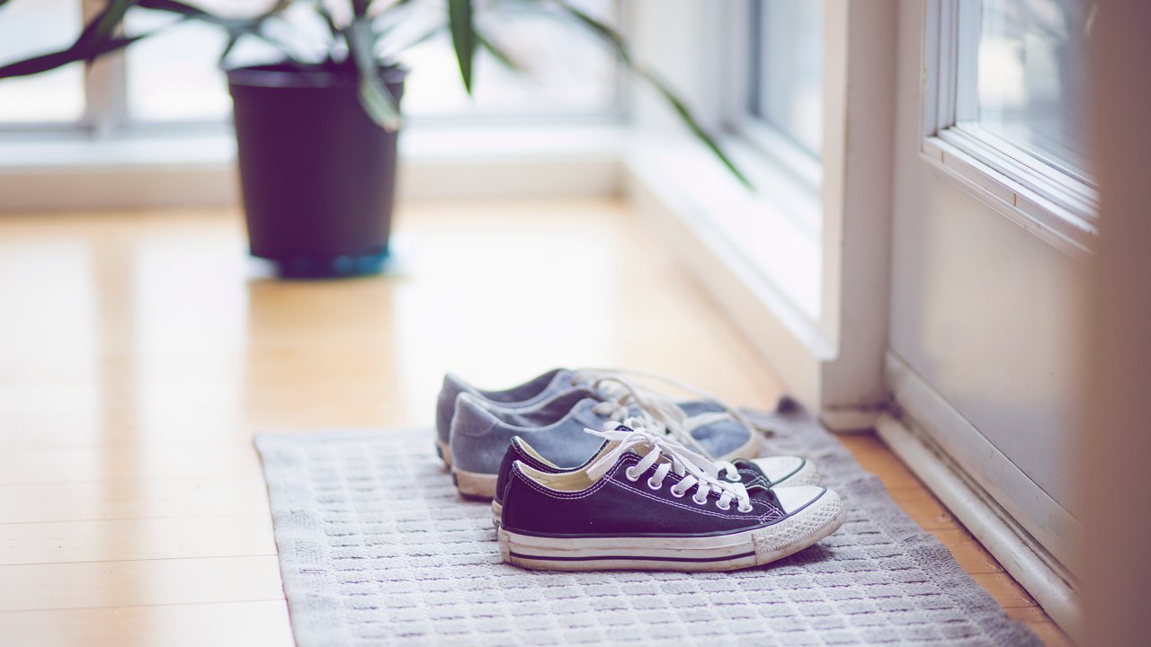 Das Tragen von Schuhen in der Wohnung kann deine Gesundheit gefährden