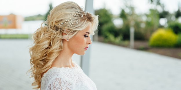 Brautfrisuren: Halboffen und für jede Haarlänge geeignet