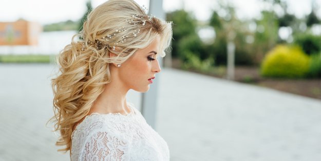 Brautfrisuren: Halboffen und für jede Haarlänge geeignet