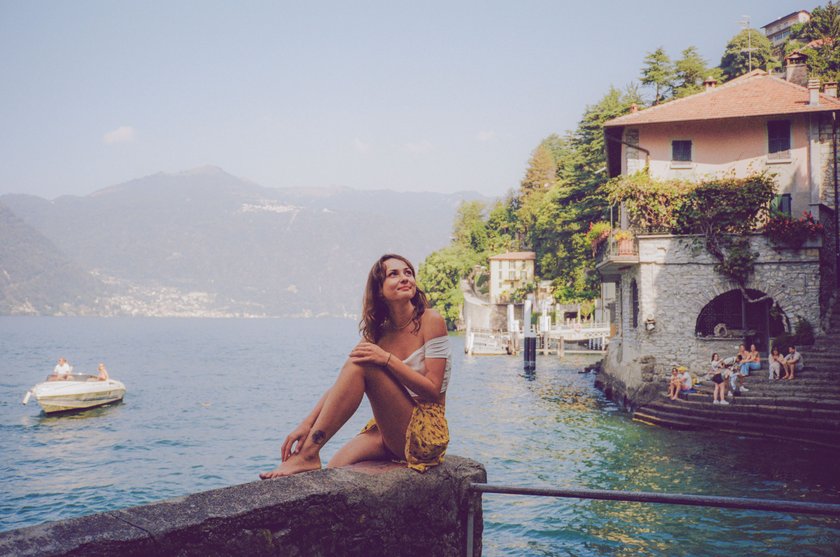 Frau sitzt am Comer See in Italien