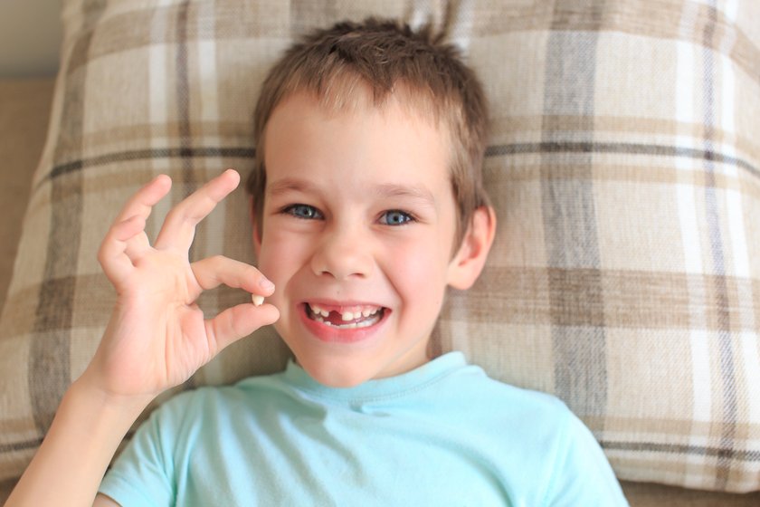 Kind mit ausgefallenem Zahn