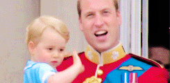 Prinz George winkt bei Prinz William auf dem Arm