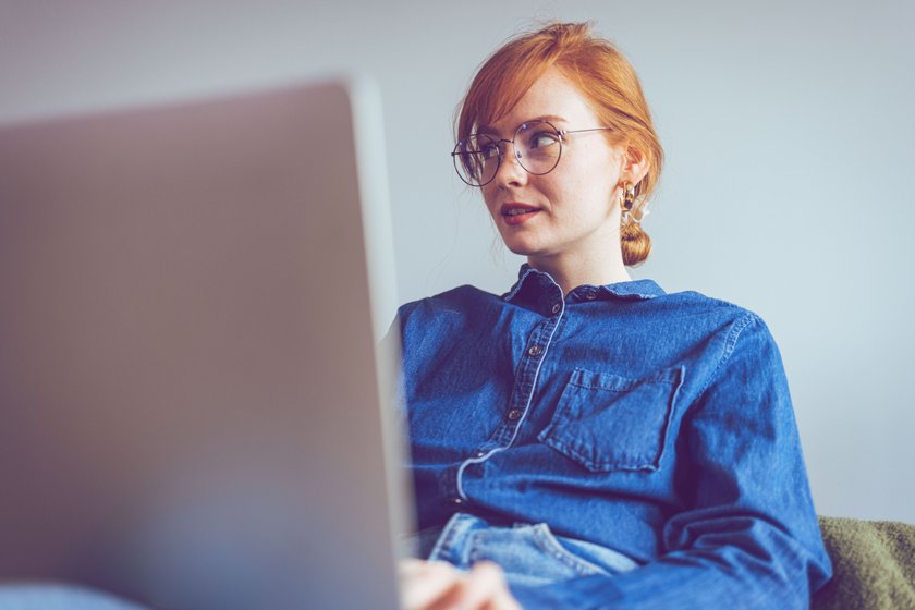 Frau am Laptop