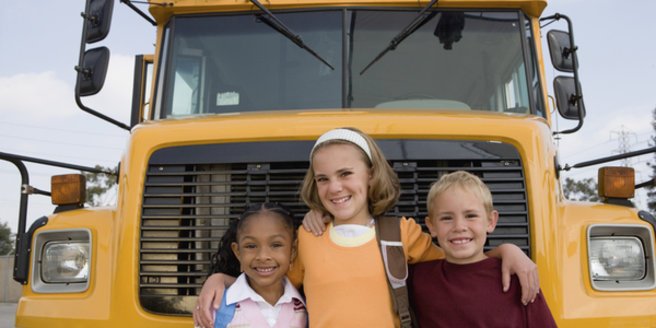 Schulweg: Kinder vor dem Schulbus