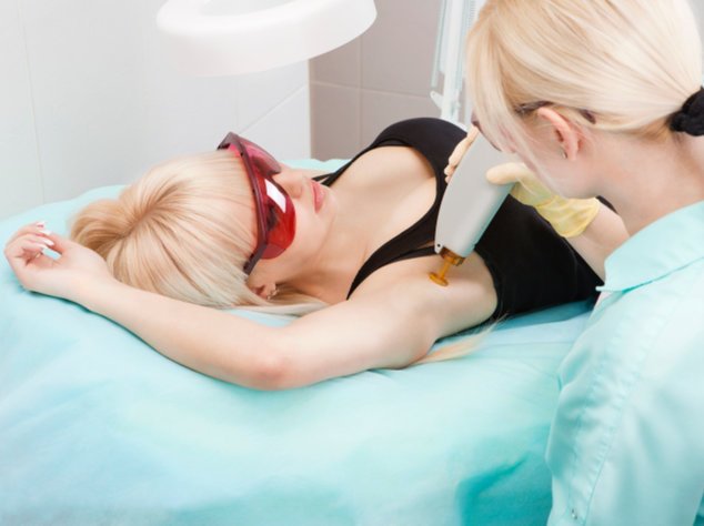 Laserbehandlung unter der Achseln Laserbehandlung unter der Achseln
