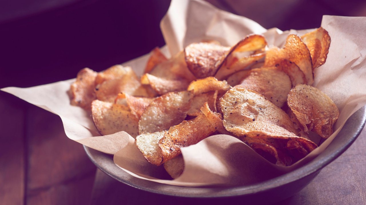 Der perfekte Snack aus Resten: Kartoffelschalen-Chips aus dem Airfryer﻿