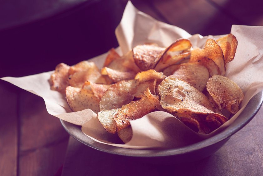 Der perfekte Snack aus Resten: Kartoffelschalen-Chips aus dem Airfryer﻿