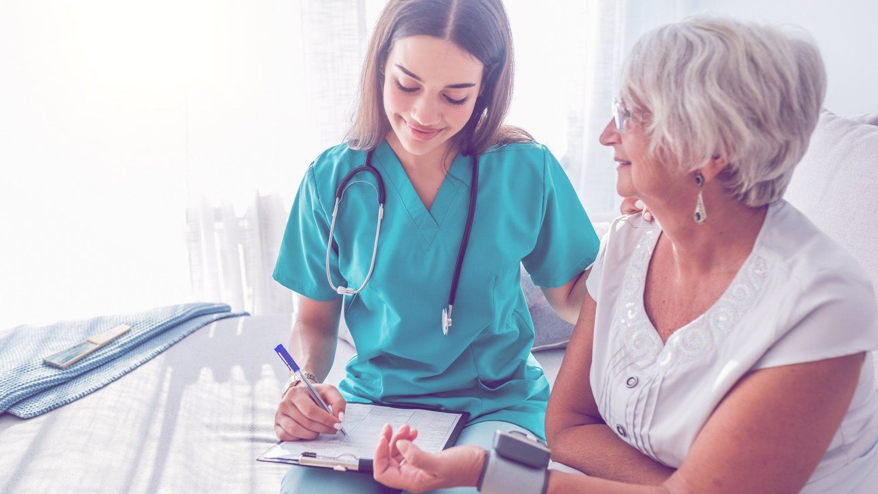 Ausbildung zur Krankenschwester: Was sind die Voraussetzungen und Aufgaben?