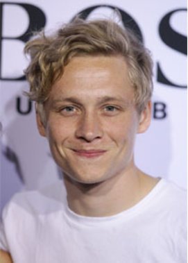 Matthias Schweighöfer ist geschockt über die Beichte seines Vaters. Matthias Schweighöfer ist geschockt über die Beichte seines Vaters.