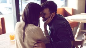 Du stehst immer auf Männer, die wie dein Bruder sind? Das könnte dahinter stecken