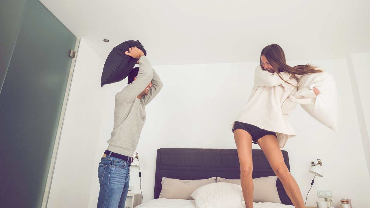 Playful young couple having a pillow fight at home model released Symbolfoto property released PUBLICATIONxINxGERxSUIxAUTxHUNxONLY SIPF01599

playful Young COUPLE Having a Pillow Fight AT Home Model released Symbolic image Property released PUBLICATIONxINxGERxSUIxAUTxHUNxONLY SIPF01599