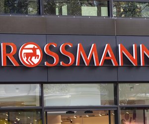 Bei Rossmann entdeckt: Diese beigefarbene Umhängetasche kostet nur 8 Euro