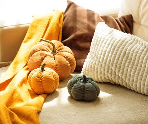 Alle lieben diese cozy Herbst‑Kissen in sanften Farben (nicht von Ikea oder Jysk)
