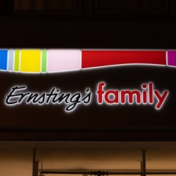 Weihnachtlicher Hingucker: Das goldene Rentier von Ernsting's family für deine Festtagsdeko