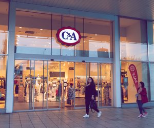 C&A Sale: Dieses Kleid lieben wir jetzt – und es wird auch noch im Herbst Trend sein