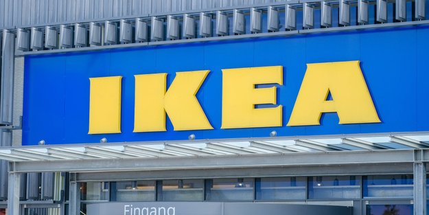 Immergrün und nadelfrei: Der künstliche Weihnachtsbaum von Ikea für dein Wohnzimmer