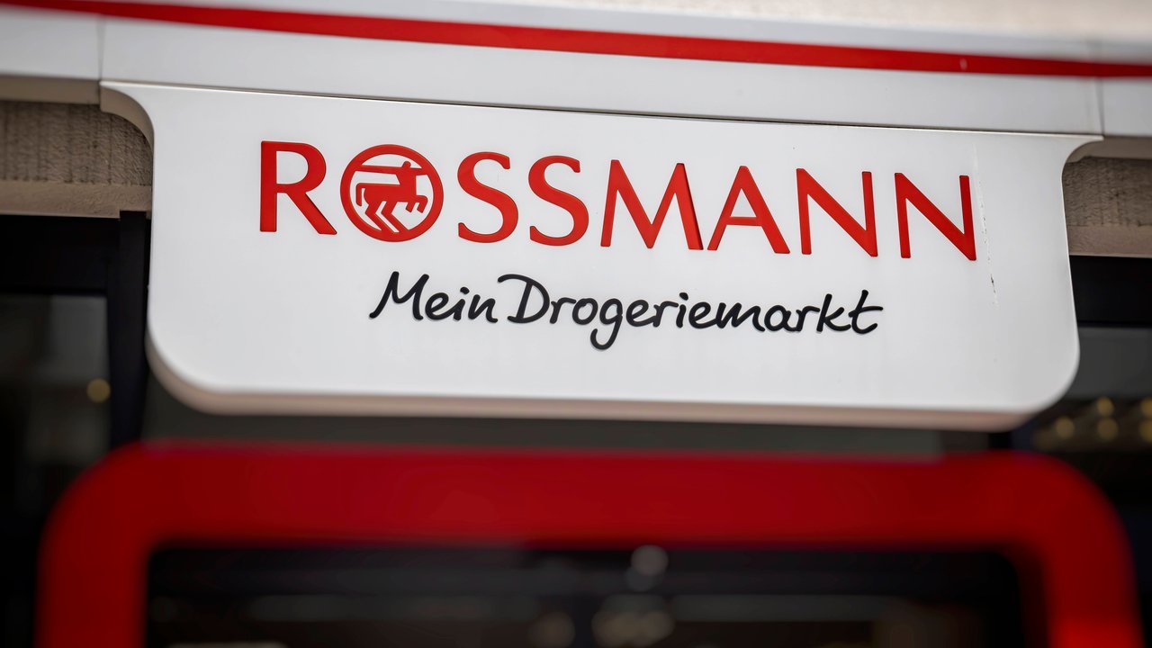 Bei Rossmann gibt es einen praktischen Vakuumbeutel für Reisen. (© IMAGO / Arnulf Hettrich)