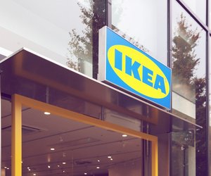 Gemütliche Atmosphäre mit der weißen Schnäppchen-Laterne von Ikea für deinen Balkon