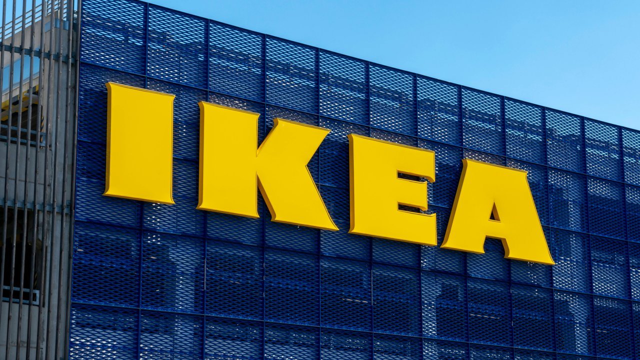 Bei Ikea: Ein praktischer, farbenfroher Wäschekorb.