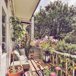 Dieses wunderschöne 2-in-1-Hochbeet passt auch auf den kleinsten Balkon