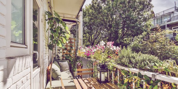 Dieses wunderschöne und geniale 2-in-1-Hochbeet passt auch auf den kleinsten Balkon