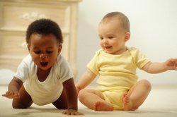 Spielt Dein Baby (10 Monate) mit anderen? Spielt Dein Baby (10 Monate) mit anderen?