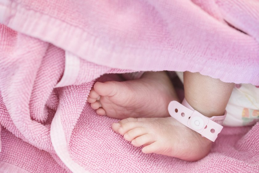 Babyfüße und pinkes Handtuch